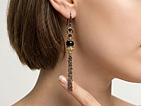 Набор материалов для сборки длинных серёжек построен на контрасте чёрной фурнитуры и тёплого золотистого металла. В композиции использованы чёрные бусины турмалина и изящные цепочки, собранные в подвижную кисть.&nbsp;
Шапочки для кисточек применены необычным способом: в перевёрнутом виде они становятся декоративным куполом, подчёркивающим форму центральной бусины и добавляющим украшению архитектурность. Серьги собраны на четыре пина с шариком.

Мастер - класс, как сформировать колечко на пине, ЗДЕСЬ.&nbsp;

Как и с чем носить

Контраст фактур - глянца чёрных бусин и матового сияния металла - делает серьги выразительными, но не перегруженными. Длинные цепочки мягко движутся при каждом шаге, создавая лёгкий динамичный силуэт. Такой дизайн подойдёт тем, кто ценит нестандартные решения и любит собирать украшения с характером.
Серьги гармонично смотрятся с лаконичными платьями, однотонными блузами, жакетами и вечерними образами в чёрной, молочной или бежевой гамме. Они станут акцентом как для торжественного выхода, так и для стильного повседневного комплекта, добавляя образу глубину и благородный контраст.

, фото №163093