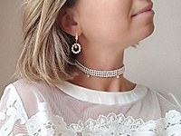 Набор материалов для трехрядного чокера с жемчугом майорка и миниатюрными подвесками. Основа сборки - ювелирный тросик. Длина украшения регулируется цепочкой удлинителем на замочке карабине.
К чокеру собираются серьги, украшенные нежными жемчужными бубликами.

, фото №163146