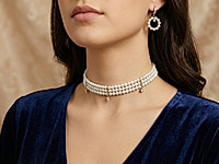 Набор материалов для трехрядного чокера с жемчугом майорка и миниатюрными подвесками. Основа сборки - ювелирный тросик. Длина украшения регулируется цепочкой удлинителем на замочке карабине.
К чокеру собираются серьги, украшенные нежными жемчужными бубликами.

, фото №163147