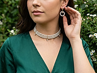 Набор материалов для трехрядного чокера с жемчугом майорка и миниатюрными подвесками. Основа сборки - ювелирный тросик. Длина украшения регулируется цепочкой удлинителем на замочке карабине.
К чокеру собираются серьги, украшенные нежными жемчужными бубликами.

, фото №163148