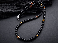 Набор материалов для мужского чокера "Охота на тигра" - черные матовые бусины с бархатной текстурой,  вставки из гематита с холодным сиянием и теплые переливы тигрового глаза. Фурнитура цвета серебро подчеркивает мужественный характер украшения и придает образу завершенность.

Мастер - класс, как собрать чокер на тросик с калотами, ЗДЕСЬ. &nbsp;

Основа украшения - ювелирный тросик. Чокер может быть собан плотно к линии шеи либо удлинен добавлением матовых бусин. При желании чокер можно украсить подвеской - шипом, монетой, молнией.

Как и с чем носить

Чокер сочетается с однотонными футболками, рубашками с расстегнутым воротом, кожаными куртками и базовыми свитшотами. Он органично смотрится в повседневных образах в стиле casual, street и smart-casual, а также может стать стильным акцентом в вечернем луке. Идеальный выбор для тех, кто ценит минимализм с характером и предпочитает аксессуары с мужской энергетикой.
, фото №163152