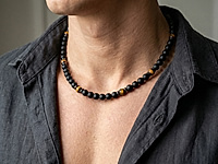 Набор материалов для мужского чокера "Охота на тигра" - черные матовые бусины с бархатной текстурой,  вставки из гематита с холодным сиянием и теплые переливы тигрового глаза. Фурнитура цвета серебро подчеркивает мужественный характер украшения и придает образу завершенность.

Мастер - класс, как собрать чокер на тросик с калотами, ЗДЕСЬ. &nbsp;

Основа украшения - ювелирный тросик. Чокер может быть собан плотно к линии шеи либо удлинен добавлением матовых бусин. При желании чокер можно украсить подвеской - шипом, монетой, молнией.

Как и с чем носить

Чокер сочетается с однотонными футболками, рубашками с расстегнутым воротом, кожаными куртками и базовыми свитшотами. Он органично смотрится в повседневных образах в стиле casual, street и smart-casual, а также может стать стильным акцентом в вечернем луке. Идеальный выбор для тех, кто ценит минимализм с характером и предпочитает аксессуары с мужской энергетикой.
, фото №163153