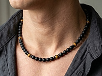 Набор материалов для мужского чокера "Охота на тигра" - черные матовые бусины с бархатной текстурой,  вставки из гематита с холодным сиянием и теплые переливы тигрового глаза. Фурнитура цвета серебро подчеркивает мужественный характер украшения и придает образу завершенность.

Мастер - класс, как собрать чокер на тросик с калотами, ЗДЕСЬ. &nbsp;

Основа украшения - ювелирный тросик. Чокер может быть собан плотно к линии шеи либо удлинен добавлением матовых бусин. При желании чокер можно украсить подвеской - шипом, монетой, молнией.

Как и с чем носить

Чокер сочетается с однотонными футболками, рубашками с расстегнутым воротом, кожаными куртками и базовыми свитшотами. Он органично смотрится в повседневных образах в стиле casual, street и smart-casual, а также может стать стильным акцентом в вечернем луке. Идеальный выбор для тех, кто ценит минимализм с характером и предпочитает аксессуары с мужской энергетикой.
, фото №163154