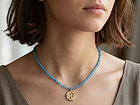 Набор материалов для сборки весеннего чокера легко создаст свежий и утончённый образ. В комплект входят бусины небесно-голубого оттенка с мягким переливом, создающим эффект внутреннего свечения. Изящная подвеска монетка с клевером - символ удачи и гармонии. Фурнитура в золотистом цвете добавляет украшению теплоту.&nbsp;

Мастер - класс, как собрать чокер на тросик с калотами, ЗДЕСЬ.  &nbsp;

Чокер собирается по линии шеи, красиво подчёркивая изгиб ключиц и зону декольте. Голубой оттенок освежает тон кожи и ассоциируется с весенним небом и морским бризом.

Как и с чем носить

Чокер идеально сочетается с белыми рубашками, лёгкими платьями, топами пастельных тонов и открытыми блузами. Он гармонично впишется в повседневные образы, романтичный стиль или отпускной гардероб. Украшение добавит образу свет, женственность и весеннее настроение.
, фото №163170