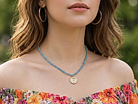 Набор материалов для сборки весеннего чокера легко создаст свежий и утончённый образ. В комплект входят бусины небесно-голубого оттенка с мягким переливом, создающим эффект внутреннего свечения. Изящная подвеска монетка с клевером - символ удачи и гармонии. Фурнитура в золотистом цвете добавляет украшению теплоту.&nbsp;

Мастер - класс, как собрать чокер на тросик с калотами, ЗДЕСЬ.  &nbsp;

Чокер собирается по линии шеи, красиво подчёркивая изгиб ключиц и зону декольте. Голубой оттенок освежает тон кожи и ассоциируется с весенним небом и морским бризом.

Как и с чем носить

Чокер идеально сочетается с белыми рубашками, лёгкими платьями, топами пастельных тонов и открытыми блузами. Он гармонично впишется в повседневные образы, романтичный стиль или отпускной гардероб. Украшение добавит образу свет, женственность и весеннее настроение.
, фото №163172