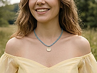 Набор материалов для сборки весеннего чокера легко создаст свежий и утончённый образ. В комплект входят бусины небесно-голубого оттенка с мягким переливом, создающим эффект внутреннего свечения. Изящная подвеска монетка с клевером - символ удачи и гармонии. Фурнитура в золотистом цвете добавляет украшению теплоту.&nbsp;

Мастер - класс, как собрать чокер на тросик с калотами, ЗДЕСЬ.  &nbsp;

Чокер собирается по линии шеи, красиво подчёркивая изгиб ключиц и зону декольте. Голубой оттенок освежает тон кожи и ассоциируется с весенним небом и морским бризом.

Как и с чем носить

Чокер идеально сочетается с белыми рубашками, лёгкими платьями, топами пастельных тонов и открытыми блузами. Он гармонично впишется в повседневные образы, романтичный стиль или отпускной гардероб. Украшение добавит образу свет, женственность и весеннее настроение.
, фото №163174