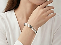 Набор материалов для сборки трёхрядного браслета сочетает белоснежный жемчуг майорку и загадочные чёрные бусины сердечки, внутри украшенные сверкающими кристаллами. Контраст светлых перламутровых рядов и глубокого чёрного акцента создаёт эффект утончённой роскоши.
Как и с чем носить
Жемчуг майорка добавит в ваш образ мягкость и женственность, а сердечки с кристаллами подчеркнут характер и таинственный блеск. Такой браслет станет выразительным акцентом как в вечернем, так и в повседневном гардеробе. Он прекрасно сочетается с маленьким чёрным платьем, шёлковой блузой, лаконичным костюмом или свадебным образом. В повседневных комплектах украшение эффектно дополнит белую рубашку, топ в пастельных оттенках или строгий монохром.
Браслет можно носить соло, подчёркивая его объём и игру света, либо сочетать с тонкими кольцами и серьгами с кристаллами. Это универсальный вариант для романтических встреч, торжеств и особых случаев, когда хочется подчеркнуть изысканность и глубину.
, фото №163178