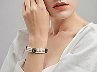 Набор материалов для сборки трёхрядного браслета сочетает белоснежный жемчуг майорку и загадочные чёрные бусины сердечки, внутри украшенные сверкающими кристаллами. Контраст светлых перламутровых рядов и глубокого чёрного акцента создаёт эффект утончённой роскоши.
Как и с чем носить
Жемчуг майорка добавит в ваш образ мягкость и женственность, а сердечки с кристаллами подчеркнут характер и таинственный блеск. Такой браслет станет выразительным акцентом как в вечернем, так и в повседневном гардеробе. Он прекрасно сочетается с маленьким чёрным платьем, шёлковой блузой, лаконичным костюмом или свадебным образом. В повседневных комплектах украшение эффектно дополнит белую рубашку, топ в пастельных оттенках или строгий монохром.
Браслет можно носить соло, подчёркивая его объём и игру света, либо сочетать с тонкими кольцами и серьгами с кристаллами. Это универсальный вариант для романтических встреч, торжеств и особых случаев, когда хочется подчеркнуть изысканность и глубину.
, фото №163181