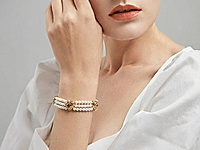 Набор материалов для сборки трёхрядного браслета сочетает белоснежный жемчуг майорку и золотистые бусины сердечки, внутри украшенные сверкающими кристаллами. Контраст светлых перламутровых рядов и глубокого солнечного тепла создаёт эффект утончённой роскоши.&nbsp;

Мастер - класс, как работать с обжимной бусиной и кримпом, ЗДЕСЬ. &nbsp;

Как и с чем носить

Жемчуг майорка добавит в ваш образ мягкость и женственность, а сердечки с кристаллами подчеркнут характер и таинственный блеск. Такой браслет станет выразительным акцентом как в вечернем, так и в повседневном гардеробе. Он прекрасно сочетается с маленьким чёрным платьем, шёлковой блузой, лаконичным костюмом или свадебным образом. В повседневных комплектах украшение эффектно дополнит белую рубашку, топ в пастельных оттенках или строгий монохром.
Браслет можно носить соло, подчёркивая его объём и игру света, либо сочетать с тонкими кольцами и серьгами с кристаллами. Это универсальный вариант для романтических встреч, торжеств и особых случаев, когда хочется подчеркнуть изысканность и глубину.
, фото №163184