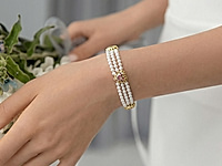 Набор материалов для сборки трёхрядного браслета сочетает белоснежный жемчуг майорку и золотистые бусины сердечки, внутри украшенные сверкающими кристаллами. Контраст светлых перламутровых рядов и глубокого солнечного тепла создаёт эффект утончённой роскоши.&nbsp;

Мастер - класс, как работать с обжимной бусиной и кримпом, ЗДЕСЬ. &nbsp;

Как и с чем носить

Жемчуг майорка добавит в ваш образ мягкость и женственность, а сердечки с кристаллами подчеркнут характер и таинственный блеск. Такой браслет станет выразительным акцентом как в вечернем, так и в повседневном гардеробе. Он прекрасно сочетается с маленьким чёрным платьем, шёлковой блузой, лаконичным костюмом или свадебным образом. В повседневных комплектах украшение эффектно дополнит белую рубашку, топ в пастельных оттенках или строгий монохром.
Браслет можно носить соло, подчёркивая его объём и игру света, либо сочетать с тонкими кольцами и серьгами с кристаллами. Это универсальный вариант для романтических встреч, торжеств и особых случаев, когда хочется подчеркнуть изысканность и глубину.
, фото №163186