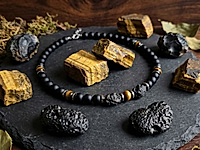 Набор материалов для мужского чокера с бусинами чёрного агата, тигрового глаза и тектита - это строгий и стильный аксессуар, который подчёркивает мужественность и харизму. Чёрный агат придаёт украшению глубину, тигровый глаз добавляет теплоту и защиту, а тектит - уникальную текстуру и мистическую энергию.&nbsp;

Мастер - класс, как собрать чокер на тросик с калотами, ЗДЕСЬ. &nbsp;

Основа украшения - ювелирный тросик. Чокер может быть собан плотно к линии шеи либо удлинен добавлением матовых бусин. При желании чокер можно украсить подвеской - шипом, монетой, молнией.

Как и с чем носить

Такой чокер отлично сочетается с кожаными куртками, рубашками и футболками, хорошо вписывается как в повседневный городской стиль, так и в вечерний look. Носите его с уверенностью, чтобы подчеркнуть индивидуальность и силу.
, фото №163204