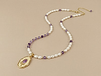 Набор материалов для весеннего чокера с натуральным жемчугом, аметистом и подвеской - лавандовым тюльпаном - идеальный выбор для создания лёгкого и изящного аксессуара. Основа сборки - ювелирный тросик. Длина украшения регулируется цепочкой удлинителем на замочке карабине.

Мастер - класс, как собрать чокер с калотами, ЗДЕСЬ. &nbsp;

Как и с чем носить

Жемчуг придаёт украшению утончённость и нежность, аметист - мягкий фиолетовый оттенок и духовную гармонию, а подвеска цветок добавляет свежести и символику обновления.&nbsp;
Чокер отлично сочетается с воздушными платьями, блузами пастельных оттенков и лёгкими жакетами, подчёркивая весеннее настроение и романтичность образа.
, фото №163206