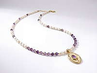 Набор материалов для весеннего чокера с натуральным жемчугом, аметистом и подвеской - лавандовым тюльпаном - идеальный выбор для создания лёгкого и изящного аксессуара. Основа сборки - ювелирный тросик. Длина украшения регулируется цепочкой удлинителем на замочке карабине.

Мастер - класс, как собрать чокер с калотами, ЗДЕСЬ. &nbsp;

Как и с чем носить

Жемчуг придаёт украшению утончённость и нежность, аметист - мягкий фиолетовый оттенок и духовную гармонию, а подвеска цветок добавляет свежести и символику обновления.&nbsp;
Чокер отлично сочетается с воздушными платьями, блузами пастельных оттенков и лёгкими жакетами, подчёркивая весеннее настроение и романтичность образа.
, фото №163210