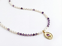 Набор материалов для весеннего чокера с натуральным жемчугом, аметистом и подвеской - лавандовым тюльпаном - идеальный выбор для создания лёгкого и изящного аксессуара. Основа сборки - ювелирный тросик. Длина украшения регулируется цепочкой удлинителем на замочке карабине.

Мастер - класс, как собрать чокер с калотами, ЗДЕСЬ. &nbsp;

Как и с чем носить

Жемчуг придаёт украшению утончённость и нежность, аметист - мягкий фиолетовый оттенок и духовную гармонию, а подвеска цветок добавляет свежести и символику обновления.&nbsp;
Чокер отлично сочетается с воздушными платьями, блузами пастельных оттенков и лёгкими жакетами, подчёркивая весеннее настроение и романтичность образа.
, фото №163212