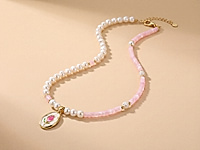 Набор материалов для весеннего чокера с натуральным жемчугом, розовым перламутром и подвеской - розово - красным тюльпаном - утончённый аксессуар, который идеально подчеркнёт женственность и свежесть образа.&nbsp;
Основа сборки - ювелирный тросик. Длина украшения регулируется цепочкой удлинителем на замочке карабине.

Мастер - класс, как собрать чокер с калотами, ЗДЕСЬ. &nbsp;

Как и с чем носить

Натуральный жемчуг символизирует чистоту и элегантность, а розовый перламутр добавляет мягкие переливы и нежность. Подвеска с тюльпаном в ярких кораллово-розовых тонах придаст нотку весеннего настроения и радости.&nbsp;

Чокер отлично сочетается с пастельными платьями, лёгкими блузами и жакетами, создавая романтичный и даже деликатно игривый стиль. Такой аксессуар станет прекрасным акцентом для дневных и вечерних образов.&nbsp;



, фото №163215