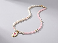 Набор материалов для весеннего чокера с натуральным жемчугом, розовым перламутром и подвеской - розово - красным тюльпаном - утончённый аксессуар, который идеально подчеркнёт женственность и свежесть образа.&nbsp;
Основа сборки - ювелирный тросик. Длина украшения регулируется цепочкой удлинителем на замочке карабине.

Мастер - класс, как собрать чокер с калотами, ЗДЕСЬ. &nbsp;

Как и с чем носить

Натуральный жемчуг символизирует чистоту и элегантность, а розовый перламутр добавляет мягкие переливы и нежность. Подвеска с тюльпаном в ярких кораллово-розовых тонах придаст нотку весеннего настроения и радости.&nbsp;

Чокер отлично сочетается с пастельными платьями, лёгкими блузами и жакетами, создавая романтичный и даже деликатно игривый стиль. Такой аксессуар станет прекрасным акцентом для дневных и вечерних образов.&nbsp;



, фото №163216