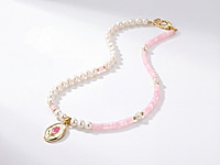 Набор материалов для весеннего чокера с натуральным жемчугом, розовым перламутром и подвеской - розово - красным тюльпаном - утончённый аксессуар, который идеально подчеркнёт женственность и свежесть образа.&nbsp;
Основа сборки - ювелирный тросик. Длина украшения регулируется цепочкой удлинителем на замочке карабине.

Мастер - класс, как собрать чокер с калотами, ЗДЕСЬ. &nbsp;

Как и с чем носить

Натуральный жемчуг символизирует чистоту и элегантность, а розовый перламутр добавляет мягкие переливы и нежность. Подвеска с тюльпаном в ярких кораллово-розовых тонах придаст нотку весеннего настроения и радости.&nbsp;

Чокер отлично сочетается с пастельными платьями, лёгкими блузами и жакетами, создавая романтичный и даже деликатно игривый стиль. Такой аксессуар станет прекрасным акцентом для дневных и вечерних образов.&nbsp;



, фото №163217