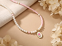 Набор материалов для весеннего чокера с натуральным жемчугом, розовым перламутром и подвеской - розово - красным тюльпаном - утончённый аксессуар, который идеально подчеркнёт женственность и свежесть образа.&nbsp;
Основа сборки - ювелирный тросик. Длина украшения регулируется цепочкой удлинителем на замочке карабине.

Мастер - класс, как собрать чокер с калотами, ЗДЕСЬ. &nbsp;

Как и с чем носить

Натуральный жемчуг символизирует чистоту и элегантность, а розовый перламутр добавляет мягкие переливы и нежность. Подвеска с тюльпаном в ярких кораллово-розовых тонах придаст нотку весеннего настроения и радости.&nbsp;

Чокер отлично сочетается с пастельными платьями, лёгкими блузами и жакетами, создавая романтичный и даже деликатно игривый стиль. Такой аксессуар станет прекрасным акцентом для дневных и вечерних образов.&nbsp;



, фото №163219