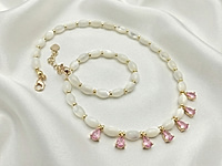 
Набор материалов для создания перламутрового чокера с каплями цвета розовый топаз - это сочетание нежности и изящества.&nbsp;
Основа сборки - ювелирный тросик. Длина украшения регулируется цепочкой удлинителем на замочке карабине.

Мастер - класс, как собрать чокер с калотами, ЗДЕСЬ. &nbsp;

Как и с чем носить

Перламутровые бусины излучают мягкое сияние, а капли под розовый топаз делают украшение  женственным. Универсальность украшения позволяет носить его как в повседневной жизни, так и на особых мероприятиях, подчёркивая индивидуальный стиль и вкус.





, фото №163220