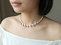 
Набор материалов для создания перламутрового чокера с каплями цвета розовый топаз - это сочетание нежности и изящества.&nbsp;
Основа сборки - ювелирный тросик. Длина украшения регулируется цепочкой удлинителем на замочке карабине.

Мастер - класс, как собрать чокер с калотами, ЗДЕСЬ. &nbsp;

Как и с чем носить

Перламутровые бусины излучают мягкое сияние, а капли под розовый топаз делают украшение  женственным. Универсальность украшения позволяет носить его как в повседневной жизни, так и на особых мероприятиях, подчёркивая индивидуальный стиль и вкус.





, фото №163221