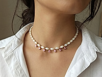 
Набор материалов для создания перламутрового чокера с каплями цвета розовый топаз - это сочетание нежности и изящества.&nbsp;
Основа сборки - ювелирный тросик. Длина украшения регулируется цепочкой удлинителем на замочке карабине.

Мастер - класс, как собрать чокер с калотами, ЗДЕСЬ. &nbsp;

Как и с чем носить

Перламутровые бусины излучают мягкое сияние, а капли под розовый топаз делают украшение  женственным. Универсальность украшения позволяет носить его как в повседневной жизни, так и на особых мероприятиях, подчёркивая индивидуальный стиль и вкус.





, фото №163222