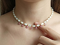 
Набор материалов для создания перламутрового чокера с каплями цвета розовый топаз - это сочетание нежности и изящества.&nbsp;
Основа сборки - ювелирный тросик. Длина украшения регулируется цепочкой удлинителем на замочке карабине.

Мастер - класс, как собрать чокер с калотами, ЗДЕСЬ. &nbsp;

Как и с чем носить

Перламутровые бусины излучают мягкое сияние, а капли под розовый топаз делают украшение  женственным. Универсальность украшения позволяет носить его как в повседневной жизни, так и на особых мероприятиях, подчёркивая индивидуальный стиль и вкус.





, фото №163223
