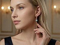 Набор материалов для сборки декоративной подвески - палочки из обрезков ювелирной цепочки с мелким звеном. Мы получили изящный вытянутый элемент с рифлением. Композицию дополнили нежно - голубыми бусинами аквамарина, подчеркнув игру света на металле.
Мастер - класс, как сделать декоративную подвеску для сережки из ювелирной цепочки, ЗДЕСЬ.
Как и с чем носить
Оригинальная подвеска станет стильным акцентом в сережках, колье или браслете. Она гармонично сочетается с базовыми топами, платьями с открытой линией плеч, строгими жакетами и вечерними образами. Лёгкий вертикальный силуэт визуально вытягивает линию шеи.
, фото №163235