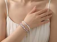 Набор материалов для сборки изящного многорядного браслета сочетает в себе благородный жемчуг майорка, сияющую ювелирную цепочку с кристальными вставками и эффектные квадратные стеклянные бусины с радужным переливом.&nbsp;

Мастер - класс, как работать с протектором, кримпом и обжимной бусиной, ЗДЕСЬ.&nbsp;

Основа украшения - ювелирный тросик, ряды бусин крепятся к замочку карабину с помощью протектора для тросика, кримпа и обжимной бусины.

Как и с чем носить

Украшение подойдет к летним и вечерним образам. Его можно носить с легкими платьями, блузами, шелковыми топами или нарядными костюмами. Браслет будет эффектно смотреться как самостоятельный акцент, так и в сочетании с другими тонкими браслетами или часами. Он добавит образу женственности, утонченности и мягкости.



&nbsp;
, фото №163425