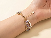 Набор материалов для сборки изящного многорядного браслета сочетает в себе благородный жемчуг майорка, сияющую ювелирную цепочку с кристальными вставками и эффектные квадратные стеклянные бусины с радужным переливом.&nbsp;

Мастер - класс, как работать с протектором, кримпом и обжимной бусиной, ЗДЕСЬ.&nbsp;

Основа украшения - ювелирный тросик, ряды бусин крепятся к замочку карабину с помощью протектора для тросика, кримпа и обжимной бусины.

Как и с чем носить

Украшение подойдет к летним и вечерним образам. Его можно носить с легкими платьями, блузами, шелковыми топами или нарядными костюмами. Браслет будет эффектно смотреться как самостоятельный акцент, так и в сочетании с другими тонкими браслетами или часами. Он добавит образу женственности, утонченности и мягкости.



&nbsp;
, фото №163428