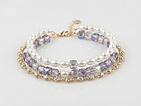 Набор материалов для сборки изящного многорядного браслета сочетает в себе благородный жемчуг майорка, сияющую ювелирную цепочку с кристальными вставками и эффектные квадратные стеклянные бусины с радужным переливом.&nbsp;

Мастер - класс, как работать с протектором, кримпом и обжимной бусиной, ЗДЕСЬ.&nbsp;

Основа украшения - ювелирный тросик, ряды бусин крепятся к замочку карабину с помощью протектора для тросика, кримпа и обжимной бусины.

Как и с чем носить

Украшение подойдет к летним и вечерним образам. Его можно носить с легкими платьями, блузами, шелковыми топами или нарядными костюмами. Браслет будет эффектно смотреться как самостоятельный акцент, так и в сочетании с другими тонкими браслетами или часами. Он добавит образу женственности, утонченности и мягкости.



&nbsp;
, фото №163429