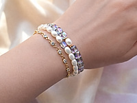 Набор материалов для сборки изящного многорядного браслета сочетает в себе благородный жемчуг майорка, сияющую ювелирную цепочку с кристальными вставками и эффектные квадратные стеклянные бусины с радужным переливом.&nbsp;

Мастер - класс, как работать с протектором, кримпом и обжимной бусиной, ЗДЕСЬ.&nbsp;

Основа украшения - ювелирный тросик, ряды бусин крепятся к замочку карабину с помощью протектора для тросика, кримпа и обжимной бусины.

Как и с чем носить

Украшение подойдет к летним и вечерним образам. Его можно носить с легкими платьями, блузами, шелковыми топами или нарядными костюмами. Браслет будет эффектно смотреться как самостоятельный акцент, так и в сочетании с другими тонкими браслетами или часами. Он добавит образу женственности, утонченности и мягкости.



&nbsp;
, фото №163430