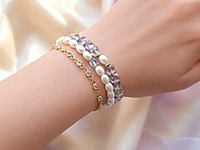 Набор материалов для сборки изящного многорядного браслета сочетает в себе благородный жемчуг майорка, сияющую ювелирную цепочку с кристальными вставками и эффектные квадратные стеклянные бусины с радужным переливом.&nbsp;

Мастер - класс, как работать с протектором, кримпом и обжимной бусиной, ЗДЕСЬ.&nbsp;

Основа украшения - ювелирный тросик, ряды бусин крепятся к замочку карабину с помощью протектора для тросика, кримпа и обжимной бусины.

Как и с чем носить

Украшение подойдет к летним и вечерним образам. Его можно носить с легкими платьями, блузами, шелковыми топами или нарядными костюмами. Браслет будет эффектно смотреться как самостоятельный акцент, так и в сочетании с другими тонкими браслетами или часами. Он добавит образу женственности, утонченности и мягкости.



&nbsp;
, фото №163431