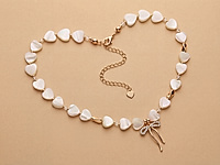 Набор материалов для чокера с перламутровыми бусинами сердечками и красивой подвеской бантиком - украшение с романтичным настроением.&nbsp;

Мастер - класс, как собрать чокер на тросик, используя калоты и кримпы, ЗДЕСЬ.&nbsp;

Основа сборки - ювелирный тросик. Длина украшения регулируется цепочкой удлинителем на замочке карабине.&nbsp;

Как и с чем носить

Чокер можно носить с легкими летними платьями, блузами, открытыми топами или жакетом с глубоким вырезом. Перламутр красиво подчеркивает тон кожи и добавляет образу сияние, поэтому украшение одинаково хорошо смотрится как в дневных, так и в вечерних образах. Такой чокер станет изящным акцентом, который подчеркнет женственность и романтичный стиль.
, фото №163433