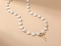 Набор материалов для чокера с перламутровыми бусинами сердечками и красивой подвеской бантиком - украшение с романтичным настроением.&nbsp;

Мастер - класс, как собрать чокер на тросик, используя калоты и кримпы, ЗДЕСЬ.&nbsp;

Основа сборки - ювелирный тросик. Длина украшения регулируется цепочкой удлинителем на замочке карабине.&nbsp;

Как и с чем носить

Чокер можно носить с легкими летними платьями, блузами, открытыми топами или жакетом с глубоким вырезом. Перламутр красиво подчеркивает тон кожи и добавляет образу сияние, поэтому украшение одинаково хорошо смотрится как в дневных, так и в вечерних образах. Такой чокер станет изящным акцентом, который подчеркнет женственность и романтичный стиль.
, фото №163435