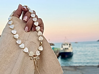 Набор материалов для чокера с перламутровыми бусинами сердечками и красивой подвеской бантиком - украшение с романтичным настроением.&nbsp;

Мастер - класс, как собрать чокер на тросик, используя калоты и кримпы, ЗДЕСЬ.&nbsp;

Основа сборки - ювелирный тросик. Длина украшения регулируется цепочкой удлинителем на замочке карабине.&nbsp;

Как и с чем носить

Чокер можно носить с легкими летними платьями, блузами, открытыми топами или жакетом с глубоким вырезом. Перламутр красиво подчеркивает тон кожи и добавляет образу сияние, поэтому украшение одинаково хорошо смотрится как в дневных, так и в вечерних образах. Такой чокер станет изящным акцентом, который подчеркнет женственность и романтичный стиль.
, фото №163436