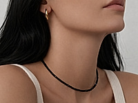 Набор материалов для чокера с гранеными бусинами черной шпинели. Основа сборки - ювелирный тросик. Длина украшения регулируется цепочкой удлинителем на замочке карабине. Трсик крепится к замочку с помощью самозажимных кримпов one touch. Чокер можно украсить подвеской.

Мастер - класс, как собрать чокер с самозажимными кримпами one touch, ЗДЕСЬ.  &nbsp;

Как и с чем носить

Чокер идеально смотрится с майками, топами и платьями с открытой шеей. Он подчёркивает линию ключиц и делает образ элегантным. Наденьте чокер под расстёгнутую на несколько пуговиц рубашку - украшение станет оригинальным акцентом.&nbsp;
Чёрная шпинель отлично сочетается с тонкими золотыми или серебряными цепочками разной длины. Мелкие сияющие грани шпинели добавляют благородный мерцающий эффект, поэтому украшение красиво смотрится с чёрными платьями, бархатом или шелком.

, фото №163447
