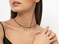 Набор материалов для чокера с гранеными бусинами черной шпинели. Основа сборки - ювелирный тросик. Длина украшения регулируется цепочкой удлинителем на замочке карабине. Трсик крепится к замочку с помощью самозажимных кримпов one touch. Чокер можно украсить подвеской.

Мастер - класс, как собрать чокер с самозажимными кримпами one touch, ЗДЕСЬ.  &nbsp;

Как и с чем носить

Чокер идеально смотрится с майками, топами и платьями с открытой шеей. Он подчёркивает линию ключиц и делает образ элегантным. Наденьте чокер под расстёгнутую на несколько пуговиц рубашку - украшение станет оригинальным акцентом.&nbsp;
Чёрная шпинель отлично сочетается с тонкими золотыми или серебряными цепочками разной длины. Мелкие сияющие грани шпинели добавляют благородный мерцающий эффект, поэтому украшение красиво смотрится с чёрными платьями, бархатом или шелком.

, фото №163449