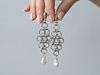 Набор материалов позволяет собрать оригинальные винтажные серьги с рифленой фактурой металла и каплями натурального жемчуга. В композиции используются элементы ювелирной цепочки шторки, соединительные колечки и бусины жемчуга, которые формируют ажурную подвижную конструкцию.&nbsp;

Урок, как правильно открывать и закрывать соединительные колечки, чтобы собрать это украшение, ЗДЕСЬ.&nbsp;

Как и с чем носить

Рифленые колечки цепи создают характерный винтажный орнамент, а жемчуг добавляет мягкий благородный блеск и завершает силуэт украшения. Серьги гармонично дополняют образы в стиле винтаж, арт - деко и элегантный минимализм. Они красиво сочетаются с однотонными платьями, шелковыми блузами, жакетами и вечерними нарядами с открытой линией шеи.&nbsp;
, фото №163452