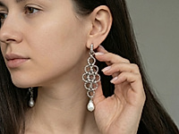 Набор материалов позволяет собрать оригинальные винтажные серьги с рифленой фактурой металла и каплями натурального жемчуга. В композиции используются элементы ювелирной цепочки шторки, соединительные колечки и бусины жемчуга, которые формируют ажурную подвижную конструкцию.&nbsp;

Урок, как правильно открывать и закрывать соединительные колечки, чтобы собрать это украшение, ЗДЕСЬ.&nbsp;

Как и с чем носить

Рифленые колечки цепи создают характерный винтажный орнамент, а жемчуг добавляет мягкий благородный блеск и завершает силуэт украшения. Серьги гармонично дополняют образы в стиле винтаж, арт - деко и элегантный минимализм. Они красиво сочетаются с однотонными платьями, шелковыми блузами, жакетами и вечерними нарядами с открытой линией шеи.&nbsp;
, фото №163453