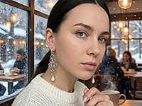 Набор материалов позволяет собрать оригинальные винтажные серьги с рифленой фактурой металла и каплями натурального жемчуга. В композиции используются элементы ювелирной цепочки шторки, соединительные колечки и бусины жемчуга, которые формируют ажурную подвижную конструкцию.&nbsp;

Урок, как правильно открывать и закрывать соединительные колечки, чтобы собрать это украшение, ЗДЕСЬ.&nbsp;

Как и с чем носить

Рифленые колечки цепи создают характерный винтажный орнамент, а жемчуг добавляет мягкий благородный блеск и завершает силуэт украшения. Серьги гармонично дополняют образы в стиле винтаж, арт - деко и элегантный минимализм. Они красиво сочетаются с однотонными платьями, шелковыми блузами, жакетами и вечерними нарядами с открытой линией шеи.&nbsp;
, фото №163455