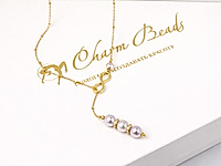 Набор материалов для колье с жемчугом майорка, ювелирной цепочкой и коннектором "бесконечность".&nbsp;
Для сборки подвески из трёх жемчужин и бусин разделителей с кристаллами мы использовали пин с шариком, конец которого закрутили в петлю.&nbsp;

Мастер - класс, как сформировать петлю на пине, ЗДЕСЬ. &nbsp;

Коннектор позволяет менять диаметр цепочки: колье надевается через голову, поэтому в украшении нет замочка.&nbsp;

Как и с чем носить 

Колье сочетается с однотонными топами, платьями с декольте или рубашками с открытым воротом. Для создания элегантного образа носите его с деловым костюмом или вечерним платьем.&nbsp;
, фото №163457