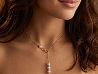 Набор материалов для колье с жемчугом майорка, ювелирной цепочкой и коннектором "бесконечность".&nbsp;
Для сборки подвески из трёх жемчужин и бусин разделителей с кристаллами мы использовали пин с шариком, конец которого закрутили в петлю.&nbsp;

Мастер - класс, как сформировать петлю на пине, ЗДЕСЬ. &nbsp;

Коннектор позволяет менять диаметр цепочки: колье надевается через голову, поэтому в украшении нет замочка.&nbsp;

Как и с чем носить 

Колье сочетается с однотонными топами, платьями с декольте или рубашками с открытым воротом. Для создания элегантного образа носите его с деловым костюмом или вечерним платьем.&nbsp;
, фото №163466