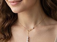 Набор материалов для колье с жемчугом майорка, ювелирной цепочкой и коннектором "бесконечность".&nbsp;
Для сборки подвески из трёх жемчужин и бусин разделителей с кристаллами мы использовали пин с шариком, конец которого закрутили в петлю.&nbsp;

Мастер - класс, как сформировать петлю на пине, ЗДЕСЬ. &nbsp;

Коннектор позволяет менять диаметр цепочки: колье надевается через голову, поэтому в украшении нет замочка.&nbsp;

Как и с чем носить 

Колье сочетается с однотонными топами, платьями с декольте или рубашками с открытым воротом. Для создания элегантного образа носите его с деловым костюмом или вечерним платьем.&nbsp;
, фото №163467