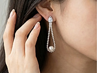 
Набор для сборки сережек капель включает швензы пусеты с ювелирным кристаллом каплей, стразовую цепочку и ювелирную проволоку для крепления бусины жемчуга.&nbsp;

Мастер - класс, как собрать серьги капли с жемчугом, ЗДЕСЬ .&nbsp;

Как и с чем носить 

Серьги капли с жемчугом и стразовой цепочкой гармонично сочетаются с вечерними и деловыми образами. Подходят к классическим платьям, блузам и пиджакам. Хорошо смотрятся с прическами, открывающими шею, подчёркивая изящество украшения.&nbsp;
, фото №163474