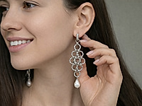 Набор материалов позволяет собрать оригинальные винтажные серьги с рифленой фактурой металла и каплями натурального жемчуга. В композиции используются элементы ювелирной цепочки шторки, соединительные колечки и бусины жемчуга, которые формируют ажурную подвижную конструкцию.&nbsp;

Урок, как правильно открывать и закрывать соединительные колечки, чтобы собрать это украшение, ЗДЕСЬ.&nbsp;

Как и с чем носить

Рифленые колечки цепи создают характерный винтажный орнамент, а жемчуг добавляет мягкий благородный блеск и завершает силуэт украшения. Серьги гармонично дополняют образы в стиле винтаж, арт - деко и элегантный минимализм. Они красиво сочетаются с однотонными платьями, шелковыми блузами, жакетами и вечерними нарядами с открытой линией шеи.&nbsp;
, фото №163476