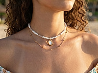 Набор материалов для сборки чокера из натурального перламутра, жемчуга с ювелирной цепочкой и сережками ангглийский замок, украшенными барочными жемчужинами касуми. Основа украшения - ювелирный тросик, замочек с цепочкой позволяет менять длину чокера.

Мастер - класс, как собрать чокер с помощью калот, кримпов и тросика, ЗДЕСЬ.&nbsp;

Как и с чем носить

Комплект с жемчужным чокером, тонкой цепочкой и сережками подчёркивает шею и добавляет образу мягкий блеск. Носите его с летними платьями, открытыми топами, шелковыми блузами или льняными рубашками. Подходит для романтичных, воздушных образов.
, фото №163478