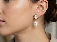 Набор материалов для сборки чокера из натурального перламутра, жемчуга с ювелирной цепочкой и сережками ангглийский замок, украшенными барочными жемчужинами касуми. Основа украшения - ювелирный тросик, замочек с цепочкой позволяет менять длину чокера.

Мастер - класс, как собрать чокер с помощью калот, кримпов и тросика, ЗДЕСЬ.&nbsp;

Как и с чем носить

Комплект с жемчужным чокером, тонкой цепочкой и сережками подчёркивает шею и добавляет образу мягкий блеск. Носите его с летними платьями, открытыми топами, шелковыми блузами или льняными рубашками. Подходит для романтичных, воздушных образов.
, фото №163479