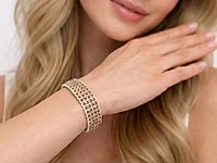 Набор материалов для сборки многорядного золотого парчового браслета с использованием цепочки ролло, шнура и стразовой цепи. Замочек с удлинителем позволяет регулировать длину. Цвет шнура, размеры и цвет цепочки ролло, как и страз, можно поменять на любые другие.

Мастер - класс, как собрать парчовый браслет, ЗДЕСЬ.


Как и с чем носить

Браслет подходит для тех, кто любит бохо стиль и женственные образы. Носите его с легкими платьями, свободными блузами, льняными рубашками. Он красиво смотрится с серебряными сережками, кольцами и многослойными украшениями.



&nbsp;
, фото №163481