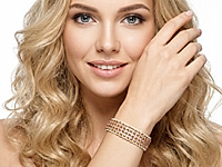 Набор материалов для сборки многорядного золотого парчового браслета с использованием цепочки ролло, шнура и стразовой цепи. Замочек с удлинителем позволяет регулировать длину. Цвет шнура, размеры и цвет цепочки ролло, как и страз, можно поменять на любые другие.

Мастер - класс, как собрать парчовый браслет, ЗДЕСЬ.


Как и с чем носить

Браслет подходит для тех, кто любит бохо стиль и женственные образы. Носите его с легкими платьями, свободными блузами, льняными рубашками. Он красиво смотрится с серебряными сережками, кольцами и многослойными украшениями.



&nbsp;
, фото №163483