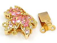 Двухрядный замочек коробка "Золотой клевер с розовым топазом" для создания бижутерии (украшений). Покрытие - золото 14К. Вставки - инкрустация фианитами и ювелирными кристаллами. Длина замочка с колечками - 18 мм. Ответная часть замочка - 11х7х2 мм.
Диаметр подвесных колечек для тросика - 1.5 мм. Основание клевера - 14х5.5 мм, размеры двух отверстий на этом основании - 3х2 мм. Размеры шести отверстий между выступами листа клевера - 3х2 мм. Цена указана за штуку.
, фото №163496